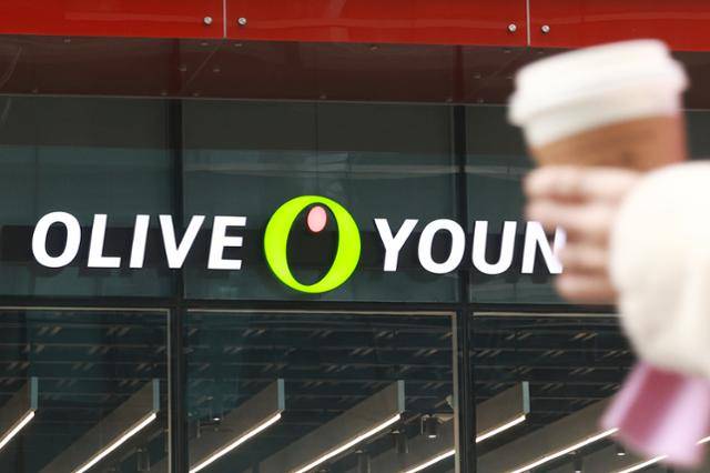 CJ올리브영은 K뷰티 성장에 따른 수요 증가와 매장 확대로 지난해 고용인력을 크게 늘렸다. 연합뉴스