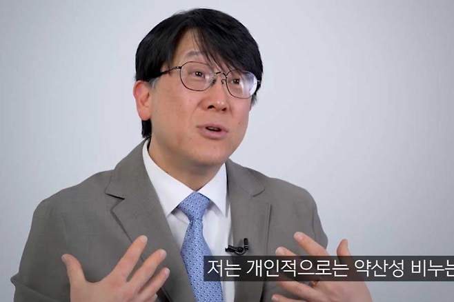 한 알레르기내과 전문의가 강한 세정력을 지닌 비누나 바디워시는 피부에 오히려 좋지 않을 수 있어 사용하지 않는다고 밝혔다./사진= 유튜브 채널 '데일리어썸' 캡쳐