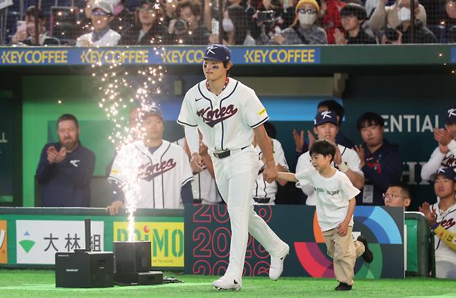 <yonhap photo-6417="">5일 일본 도코돔에서 열린 2026 월드베이스볼클래식(WBC) 조별리그 C조 1차전 한국과 체코의 경기에서 한국 김도영이 입장하고 있다. 2026.3.5 [연합뉴스]</yonhap>