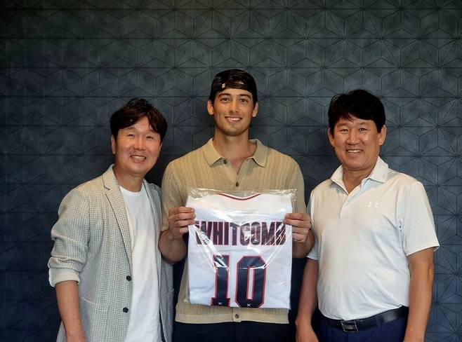 <yonhap photo-3013="">류지현 한국 야구 대표팀 감독(왼쪽)과 조계현 KBO 전력강화위원장(오른쪽)이 지난해 미국에서 셰이 위트컴 선수에게 유니폼을 전달하며 기념 촬영하고 있다. 2026.3.4 [연합뉴스]</yonhap>