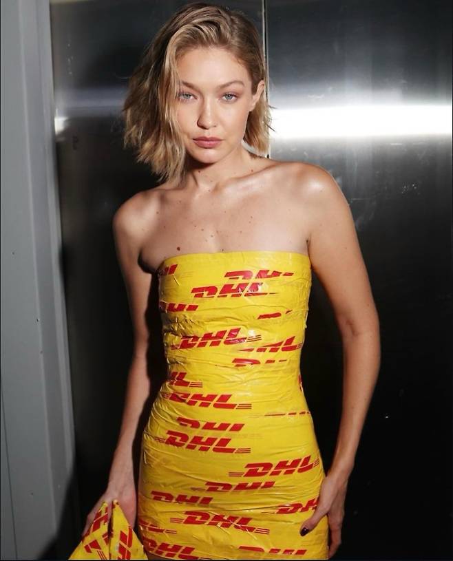 베트멍의 테이핑 원피스를 입은 지지하디드