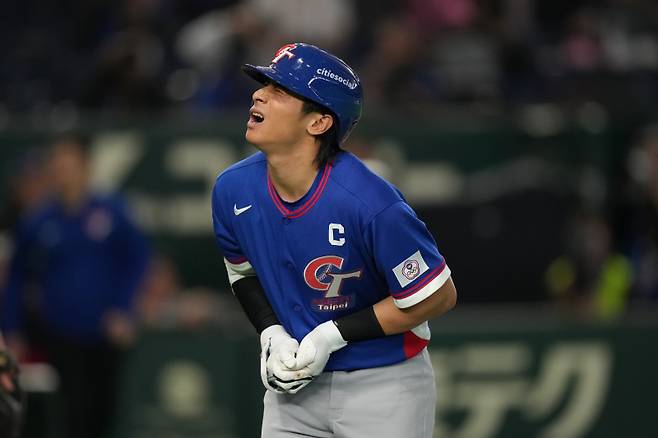 <yonhap photo-4961="">5일 열린 2026 WBC 호주전에서 손가락에 투구를 맞은 천제셴이 고통스러워하고 있다. [AP=연합뉴스]</yonhap>