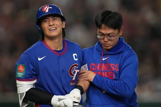 <yonhap photo-4972=""> Taiwan's Chen Chieh-hsien reacts after getting hit by a pitch by Australia's pitcher Jack O'Loughlin in the sixth inning of a World Baseball Classic game in Tokyo, Thursday, March 5, 2026. (AP Photo/Hiro Komae)/2026-03-05 13:38:30/ <저작권자 ⓒ 1980~2026 ㈜연합뉴스. 무단 전재 재배포 금지, AI 학습 및 활용 금지></yonhap>