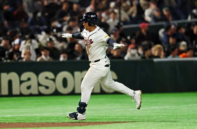 <yonhap photo-7504="">5일 일본 도쿄돔에서 열린 2026 WBC 조별리그 C조 1차전 대한민국과 체코의 경기. 8회말 2사 한국 저마이 존스가 좌월 솔로 홈런을 치고 세리머니를 하고 있다. 2026.3.5 [연합뉴스]</yonhap>