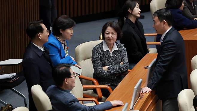 더불어민주당 법사위원들과 대화하는 추미애 법사위원장 (2026.2.28) [자료사진]