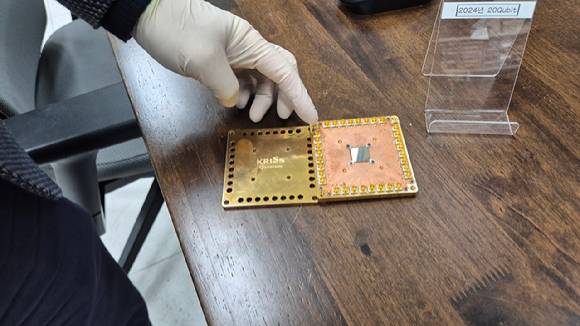 양자칩. 현재 양자컴퓨팅은 큐빗을 늘리는 것보다 오류 수정의 시대라고 표현해도 지나친 말이 아니다. 오류 수정을 통한 기술개발 앞에 놓여 있는 게 양자컴퓨팅의 현주소이다. [사진=정종오 기자]