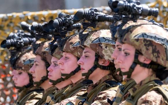 이탈리아군 장병들이 로마 시내에서 벌어진 '공화국의 날' 기념 퍼레이드에 참가하고 있다. [사진=AP/연합뉴스]