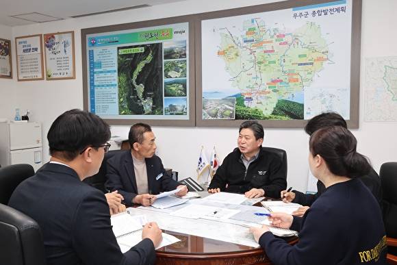 현대로템 투자지원을 위한 특별전담팀이 회의를 갖고 있다. [사진=무주군 ]