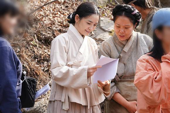 배우 전미도가 영화 '왕과 사는 남자' 촬영을 준비하고 있다. [사진=(주)쇼박스]