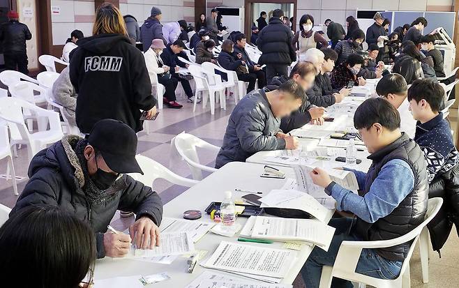 농어촌 기본소득 지급 신청 첫날인 지난 1월 7일 충북 옥천군 옥천읍행정복지센터가 주민들로 북적이고 있다. 김성태 객원기자