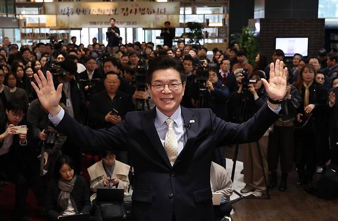 지난 4일 정원오 성동구청장이 구청 청사를 떠나며 직원들에게 인사하고 있다. 정 구청장은 민주당 서울시장 후보경선에 나서기 위해 이날 사퇴했다. 연합뉴스