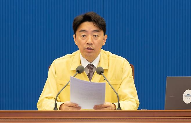 강훈식 대통령 비서실장이 3일 청와대 여민관에서 수석보좌관회의에서 발언하고 있다. 청와대 제공