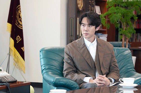 ▲배우 유연석(본명 안연석)이 모교인 세종대학교 특임교수로 부임한다. 세종대 총장실에서 진행된 차담회에 참석한 안연석 교수 모습