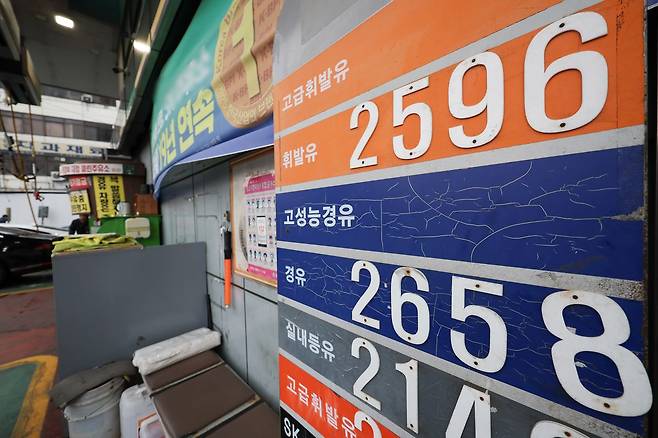 6일 오후 서울 시내의 한 주유소 가격표에 경유 가격과 휘발유 가격이 이틀 전보다 가격이 하락해 있다. 해당 주유소는 미국과 이스라엘의 이란 공습으로 촉발된 중동 정세 불안 여파로 국제유가가 급등해 경유 가격이 휘발유 가격을 웃도는 ‘가격 역전' 현상이 나타났다. 뉴시스