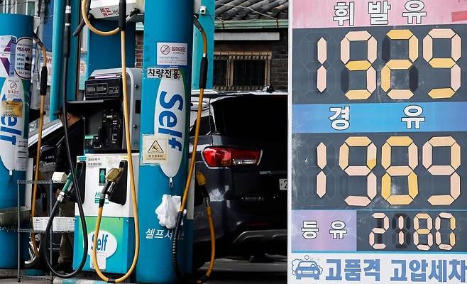 지난달 28일(현지시간) 발발한 미국과 이스라엘의 이란 공습 여파로 국내 주유소 휘발유와 경유 가격이 가파르게 상승하고 있는 6일 서울의 한 주유소에 유류 가격이 표시돼 있다. 연합뉴스