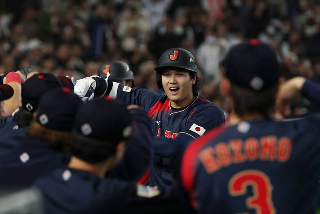 대만전에서 만루홈런을 치고 더그아웃으로 돌아온 오타니. 로이터=연합뉴스