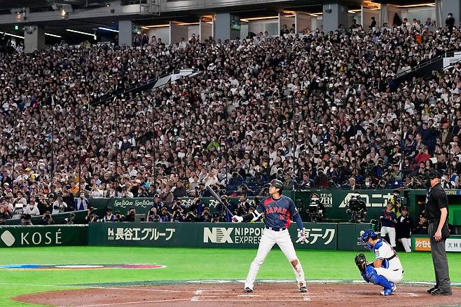 도쿄돔 구름관중 앞에서 홈런을 친 오타니. AP=연합뉴스