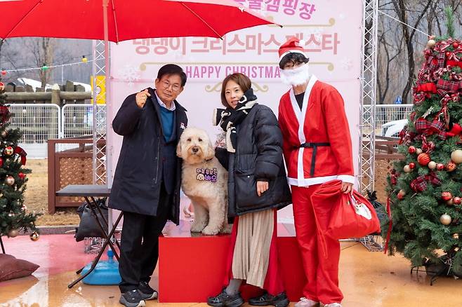 박강수 마포구청장이 마포구 홍보견 바오와 함께 기념촬영을 하고 있다. 마포구 제공