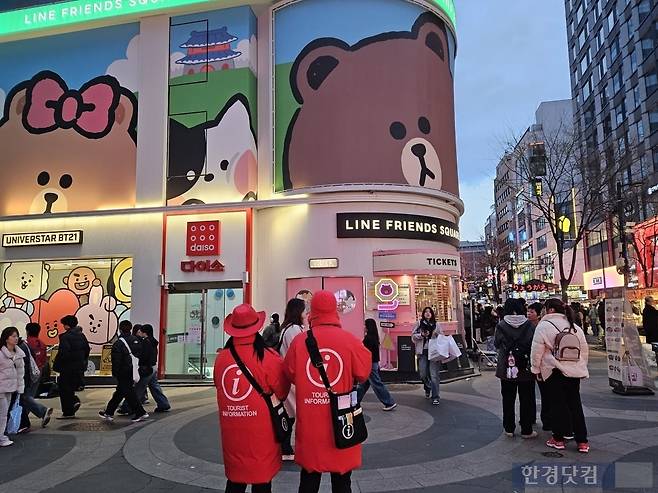 지난 3일 오후 5시경 서울 중구 명동거리에 명동 안내원들 사이로 외국인 관광객들이 지나다니고 있다. /사진=박수빈 기자
