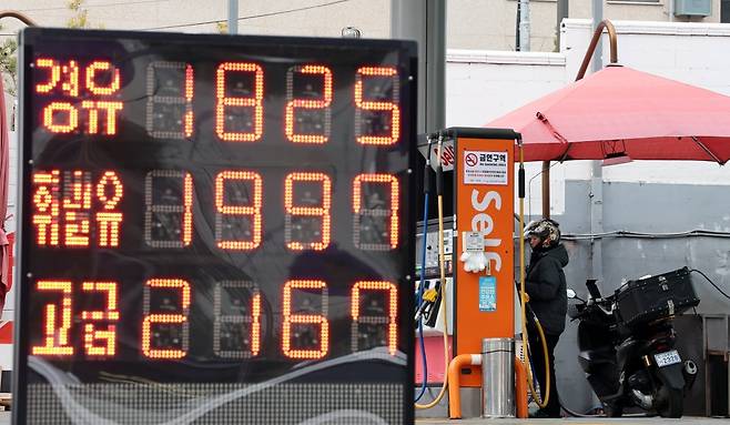 서울 시내 한 주유소에 휘발유·경유 가격이 표시되어 있다.2026.03.05 최혁 기자