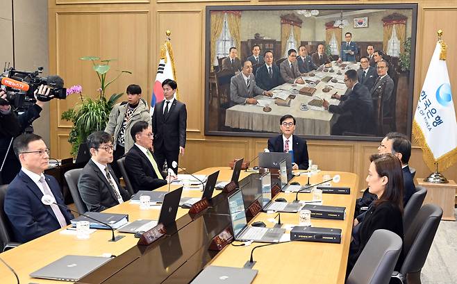 Bank of Korea Gov. Rhee Chang-yong presides over a Monetary Policy Board meeting at the Bank of Korea headquarters in Jung District, central Seoul, on Feb. 26. [JOINT PRESS CORPS]