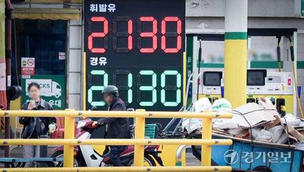 미국과 이스라엘의 이란 공습 여파로 국제유가 급등하면서 국내 주유소 휘발유와 경유 가격이 가파르게 상승하고 있는 가운데 5일 인천의 한 주유소에 유류 가격이 표시돼 있다. 조병석 기자