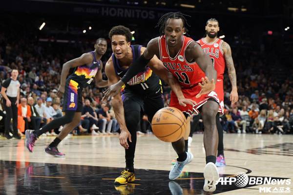 오소 이고다로가 레너드 밀러와 공을 다투고 있다. 사진(美 피닉스)=ⓒAFPBBNews = News1