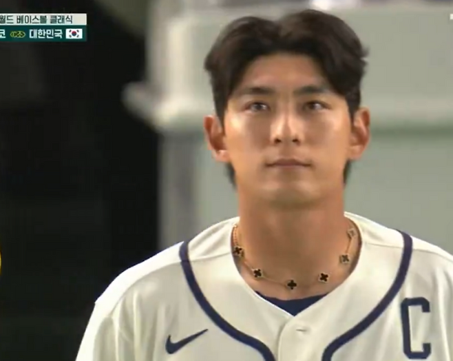 한국 야구 대표팀 간판 타자 이정후가 경기 중 착용한 화려한 목걸이가 팬들의 관심을 끌고 있다. / 사진 = 중계 방송 캡처