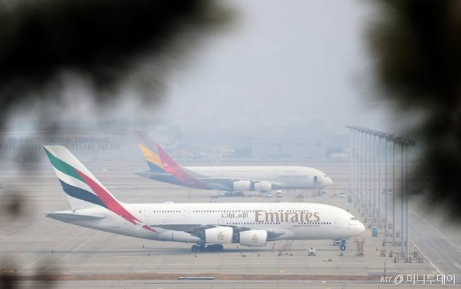 (영종도=뉴스1) 오대일 기자 = 미국과 이스라엘의 이란 공습과 이에 맞선 이란의 보복으로 중동 하늘길이 사실상 마비된 가운데 5일 인천국제공항에 에미레이트 항공 여객기가 계류돼 있다.   아랍에미리트연합(UAE) 국영 항공사 에미레이트항공은 4일 이란 전쟁으로 인한 정상 운행 중단을 오는 7일 오후 11시 59분까지로 사흘 더 연장했다. 두바이편 여객기 결항을 오는 8일까지로 연장한 대한항공도 정부와 관계 기관과의 논의를 거쳐 운행 재개 여부를 결정할 예정이다.   2026.3.5/뉴스1  Copyright (C) 뉴스1. All rights reserved. 무단 전재 및 재배포,  AI학습 이용 금지.
