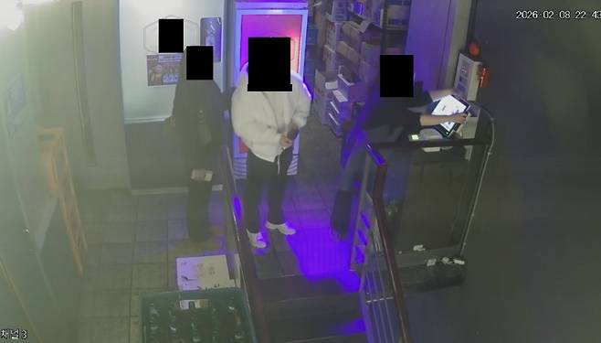 지난달 8일 한 술집에서 만난 '강북구 모텔 연쇄살인 사건' 피의자 김씨와 피해자의 모습./사진제공=남언호 변호사.