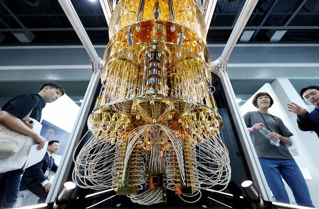 '퀀텀 코리아 2025'에서 관람객들이 IBM '퀀텀 시스템 원(Quantum System One)' 양자컴퓨터 모형에 대한 설명을 듣고 있다. /사진=뉴시스