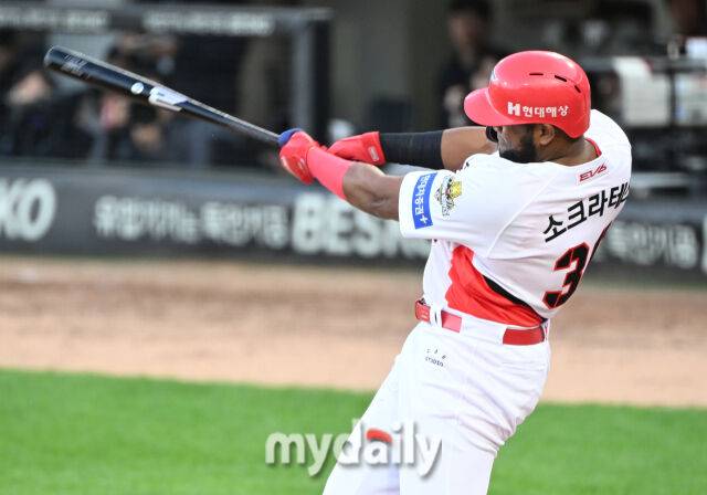 23일 오후 광주광역시 임동 광주기아챔피언스필드에서 진행된 '2024 프로야구 KBO리그 포스트시즌' 한국시리즈 1차전 KIA타이거즈와 삼성라이온즈와의 서스펜디드 경기. 기아 소크라테스가 7회말 2사 1루서 1타점 적시타를 터뜨리고 있다./마이데일리