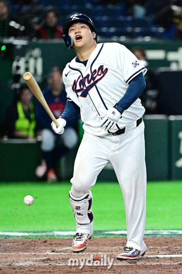 ▲ 5회 투구에 맞는 문보경.