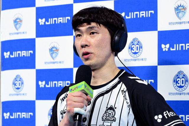 리버스 스윕승을 거둔 OK저축은행 전광인이 경기 종료 후 방송사 인터뷰를 하고 있다. / 한국배구연맹(KOVO)