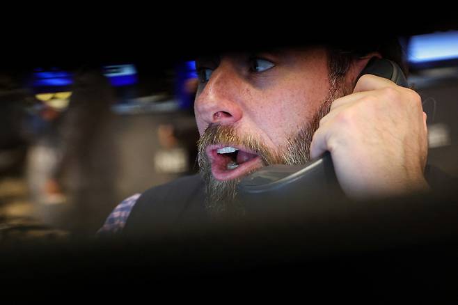 5일(현지시간) 뉴욕증권거래소에서 한 트레이더가 수화기에 대고 말을 하고 있다. [로이터]