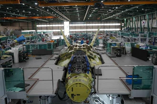 조립 중인 KF-21 최초양산 1호기. [방사청 제공]