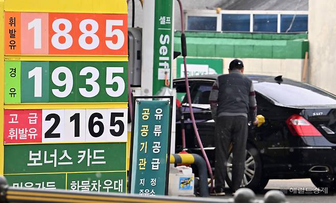 중동 정세 불안으로 국내 석유가격이 가파른 상승세를 보이고 있는 가운데 6일 서울 도심 내 주유소에서 한 시민이 주유를 하고 있다. [사진=임세준 기자/jun@]