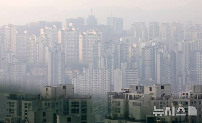[서울=뉴시스] 홍효식 기자 = 사진은 15일 오후 서울 강북구 북서울꿈의숲 전망대에서 바라본 강북 지역 아파트 단지 모습. 2026.01.15. yesphoto@newsis.com