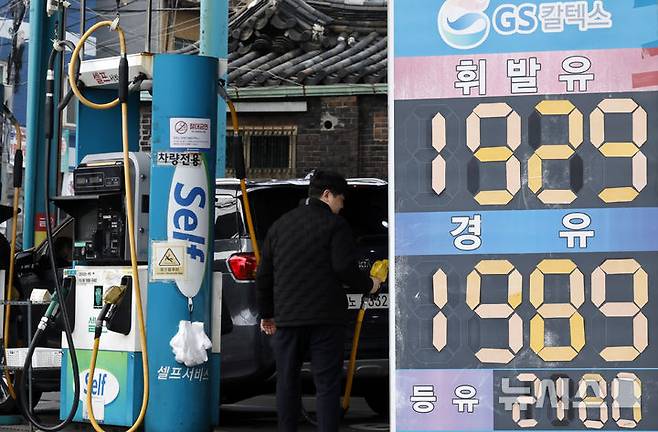 [서울=뉴시스] 김혜진 기자 = 서울 평균 휘발유 가격이 리터당 1900원을 넘는 등 상승 흐름이 이어지는 6일 서울 시내 한 주유소에 유가 정보가 표시돼 있다. 2026.03.06. jini@newsis.com