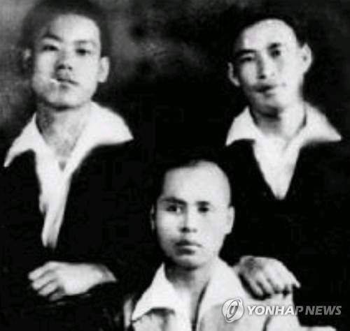 '부민관 폭파 의거' 주인공인 독립운동가들 (서울=연합뉴스) 70년만에 의거 현장인 서울시의회 본관에서 연극으로 재현되는 '부민관 폭파 의거'의 주인공 강윤국(왼쪽부터), 조문기, 유만수. 2015.7.12 << 민족문제연구소 제공 >> kamja@yna.co.kr