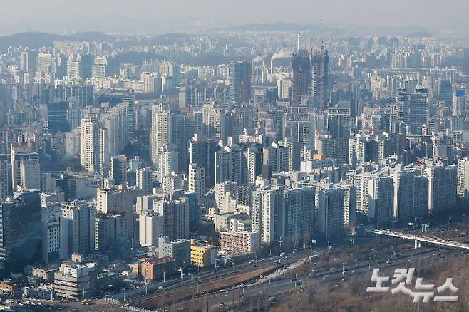 청와대가 "양도소득세 중과 유예는 5월 9일 분명히 종료된다"고 못 박으며 압박 수위를 최고조로 끌어올린 가운데 3일 서울 여의도의 한 빌딩에서 바라본 서울 시내 아파트 단지 모습.  연일 SNS로 부동산 정책에 강공 드라이브를 걸고 있는 이재명 대통령은 "망국적 부동산 투기는 '무슨 수를 써서라도' 반드시 잡는다"며 "이번이 마지막 탈출 기회"라고 재차 강조했다. 류영주 기자
