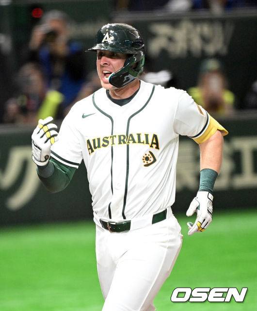 [OSEN=도쿄(일본), 손용호 기자] 5일 일본 &nbsp;도쿄돔에서 월드베이스볼클래식(WBC) 조별리그 첫 경기 호주와 대만의 경기가&nbsp;&nbsp;열렸다.우리 대표팀은 &nbsp;체코와 WBC 조별리그 1차전에서 격돌한다.5회말 무사 로비 퍼킨스가 투런 홈런을 치고 기뻐하고 있다. 2026.03.05&nbsp;/spjj@osen.co.kr