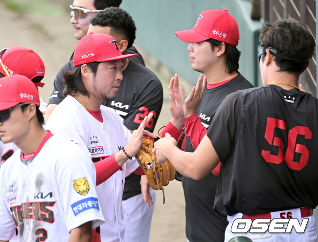 [OSEN=오키나와(일본), 최규한 기자] 2일 일본 오키나와 킨 베이스볼 스타디움에서 KIA 타이거즈와 삼성 라이온즈의 연습경기가 열렸다.KIA는 양현종, 삼성은 장찬희를 선발로 내세웠다.8회초 삼성 공격을 무실점으로 막아낸 KIA 김범수가 더그아웃으로 향하며 동료들과 인사를 나누고 있다. 2026.03.02 / dreamer@osen.co.kr