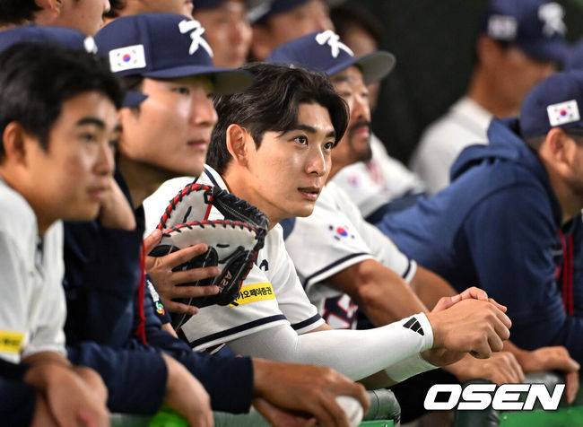 [OSEN=도쿄(일본), 손용호 기자] 5일 일본 도쿄돔에서 월드베이스볼클래식(WBC) 조별리그 C조 한국과 체코의 경기가&nbsp;열렸다.한국은 소형준, 체코는 다니엘 파디샥을 선발투수로 내세웠다.2006년 4강, 2009년 준우승을 차지한 경험이 있는 한국은 이후 3개 대회(2013년, 2017년, 2023년)에서 모두 8강 토너먼트 진출에 실패했다. 이번 대회에서는 17년 만에 본선 토너먼트 진출을 노린다.한국 이정후가 더그아웃에서 경기를 바라보고 있다. 2026.03.05&nbsp;/spjj@osen.co.kr