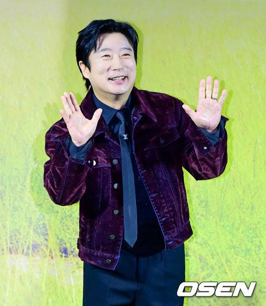 [OSEN=지형준 기자] 25일 오전 서울 용산구 용산 CGV에서 넷플릭스(Netflix) 예능 '케냐 간 세끼' 제작발표회가 열렸다.오는 25일(화) 첫 공개되는 '케냐 간 세끼'는 믿고 보는 웃음 메이커 3인방 이수근, 은지원, 규현의 우당탕탕 아프리카 여행기다.&nbsp;케냐의 광활한 대자연과 하나 된 세끼 형제들의 좌충우돌 사파리 접수 여행이 싱싱한 날것의 웃음을 선사한다. 예능계 ‘히트 메이커’로 통하는 나영석 사단이 넷플릭스에서 처음 선보이는 작품으로, 나영석 PD와 김예슬 PD가 공동 연출을 맡아 기대를 뜨겁게 달구고 있다.이수근이 포즈를 취하고 있다. 2025.11.25 /jpnews@osen.co.kr