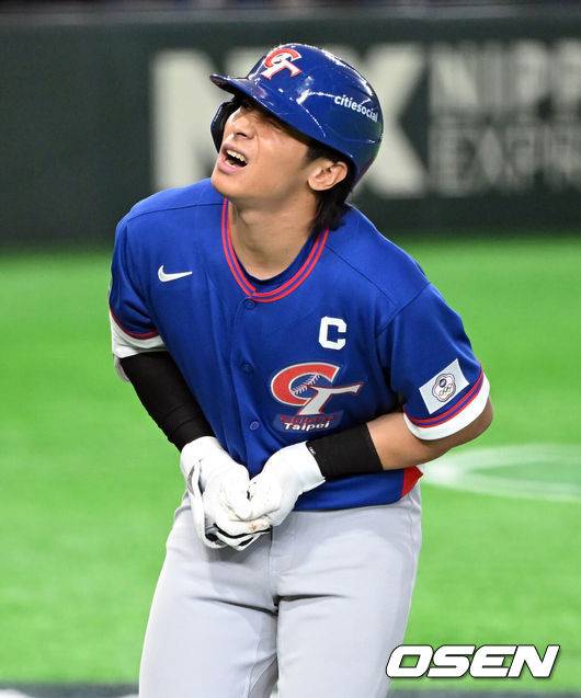 [OSEN=도쿄(일본), 손용호 기자] 5일 일본 &nbsp;도쿄돔에서 월드베이스볼클래식(WBC) 조별리그 첫 경기 호주와 대만의 경기가&nbsp;&nbsp;열렸다.우리 대표팀은 &nbsp;체코와 WBC 조별리그 1차전에서 격돌한다.6회초 2사 1루 천제센이 사구에 맞고 괴로워하고 있다. 2026.03.05&nbsp;/spjj@osen.co.kr