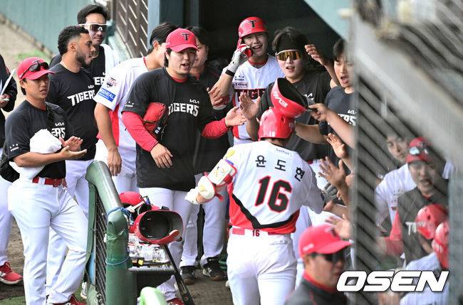 [OSEN=오키나와(일본), 최규한 기자] 2일 일본 오키나와 킨 베이스볼 스타디움에서 KIA 타이거즈와 삼성 라이온즈의 연습경기가 열렸다.KIA는 양현종, 삼성은 장찬희를 선발로 내세웠다.8회말 2사 1, 2루 상황 KIA 윤도현이 달아나는 좌월 스리런포를 날린 뒤 더그아웃 동료들과 인사를 나누고 있다. 2026.03.02 / dreamer@osen.co.kr