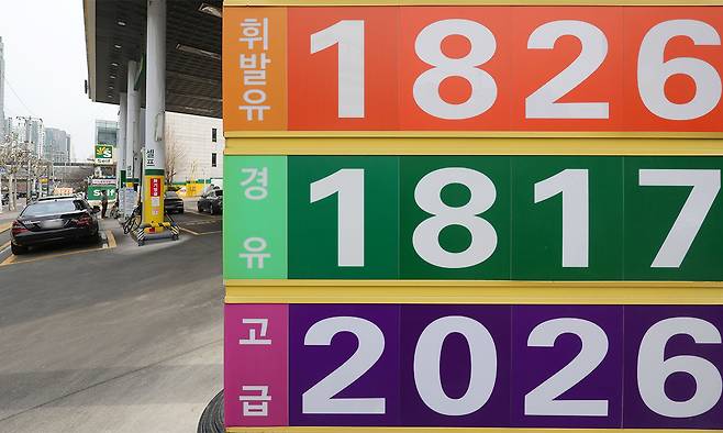 5일 서울의 한 주유소에 유류 가격이 표시돼 있다. 중동 상황에 따른 국제유가 변동성이 높아진 가운데 국내 주유소 휘발유·경유 전국 평균 가격이 나란히 리터(L)당 1800원을 돌파했다. 뉴스1