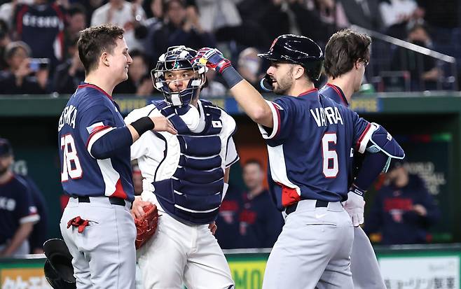 5일 일본 도쿄돔에서 열린 2026 월드베이스볼클래식(WBC) 조별리그 C조 1차전 한국과 체코의 경기 5회초 1사 1, 2루 체코 바브라가 스리런 홈런 친 뒤 하이파이브를 하고 있다. 연합뉴스