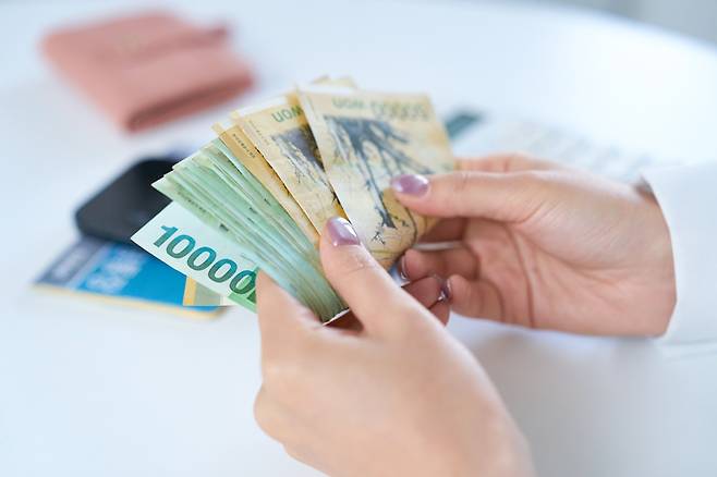 국내 주요 금융지주와 은행권의 보수 수준이 가파르게 상승하면서 임직원 평균 연봉 2억 원 시대를 목전에 두고 있다. 게티이미지뱅크